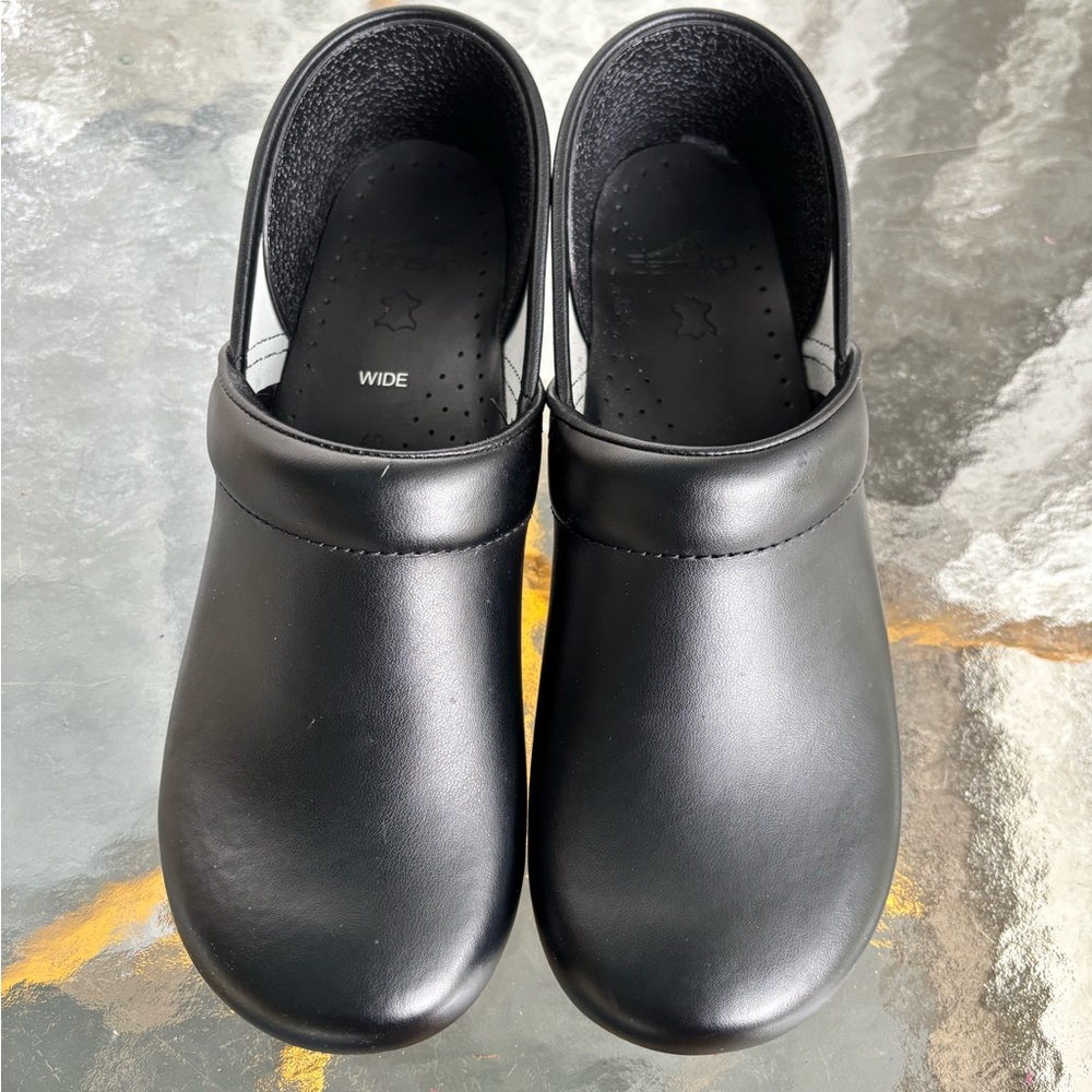 Dansko  women’s black Leather Clogs